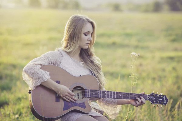 music-therapy-suicide-grief woman playing guitar
