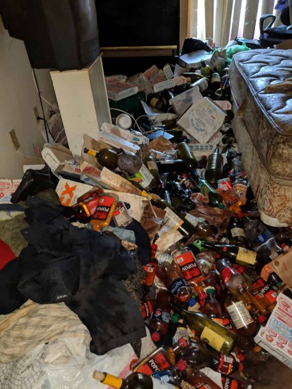 2018-12-03 08.02.52 filthy bedroom with biohazards