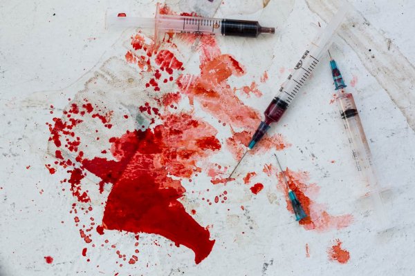 Depositphotos_24061227_l-2015 Blood from syringes