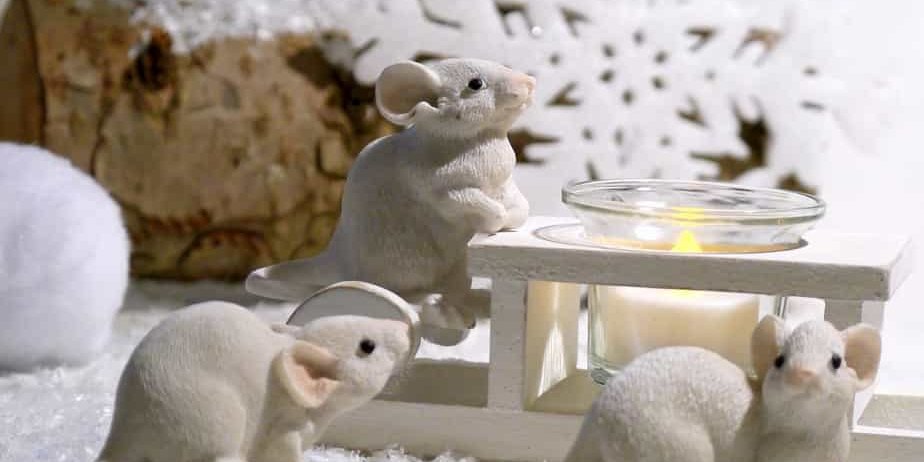 winter-1810508_1280 three white mice in a snowy setting